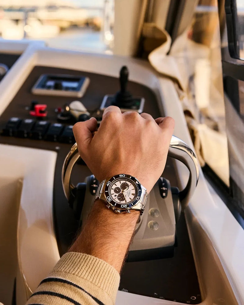 テチ Endeavor Chrono 43 mm – White on Bracelet – Trifecta